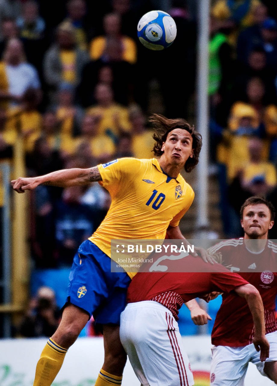 Zlatan Ibrahimovic, Sverige, trycker ner Christian Poulsen,