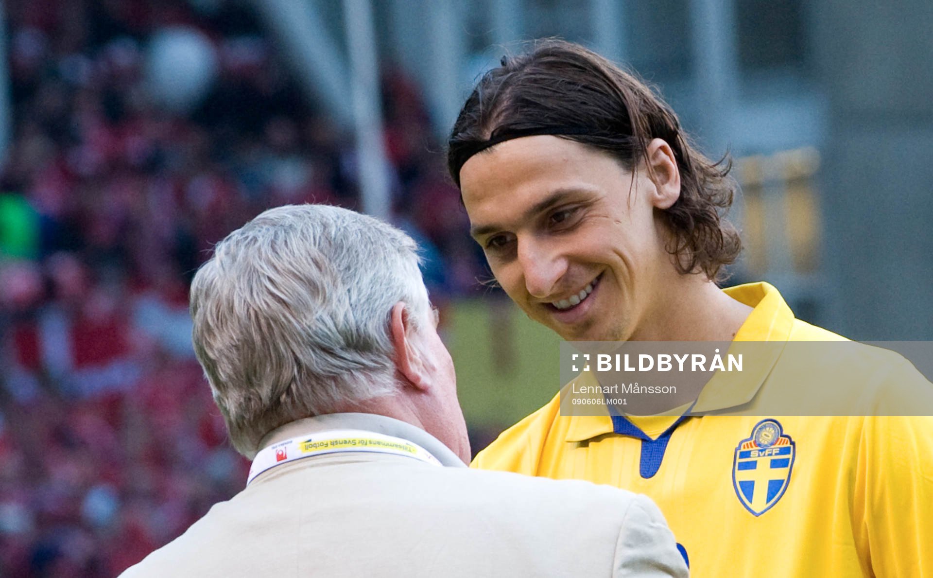  Berndt Rosqvist, Svenska Sportjournalistförbundet, delar ut pris till Zlatan Ibrahimovic.