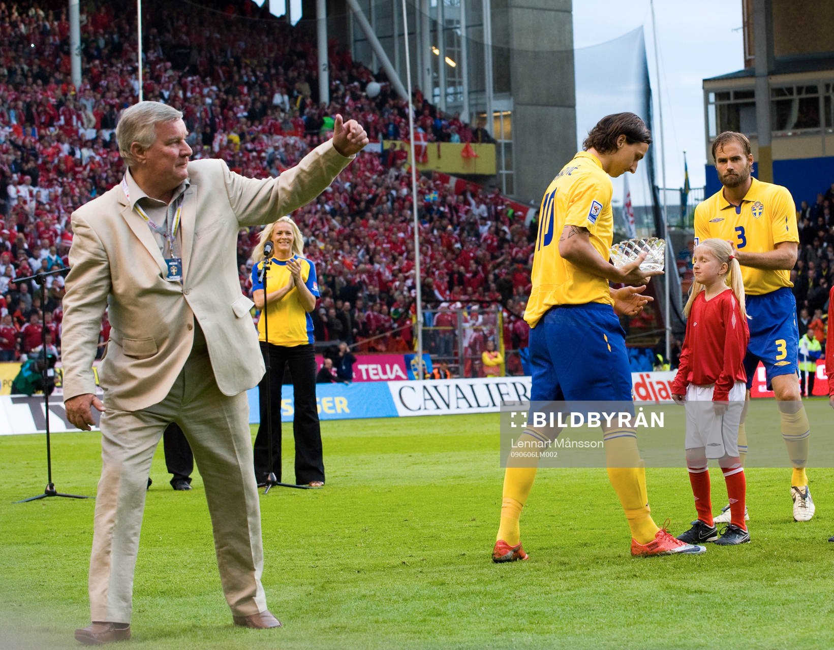  Berndt Rosqvist, Svenska Sportjournalistförbundet, har delat ut pris till Zlatan Ibrahimovic.