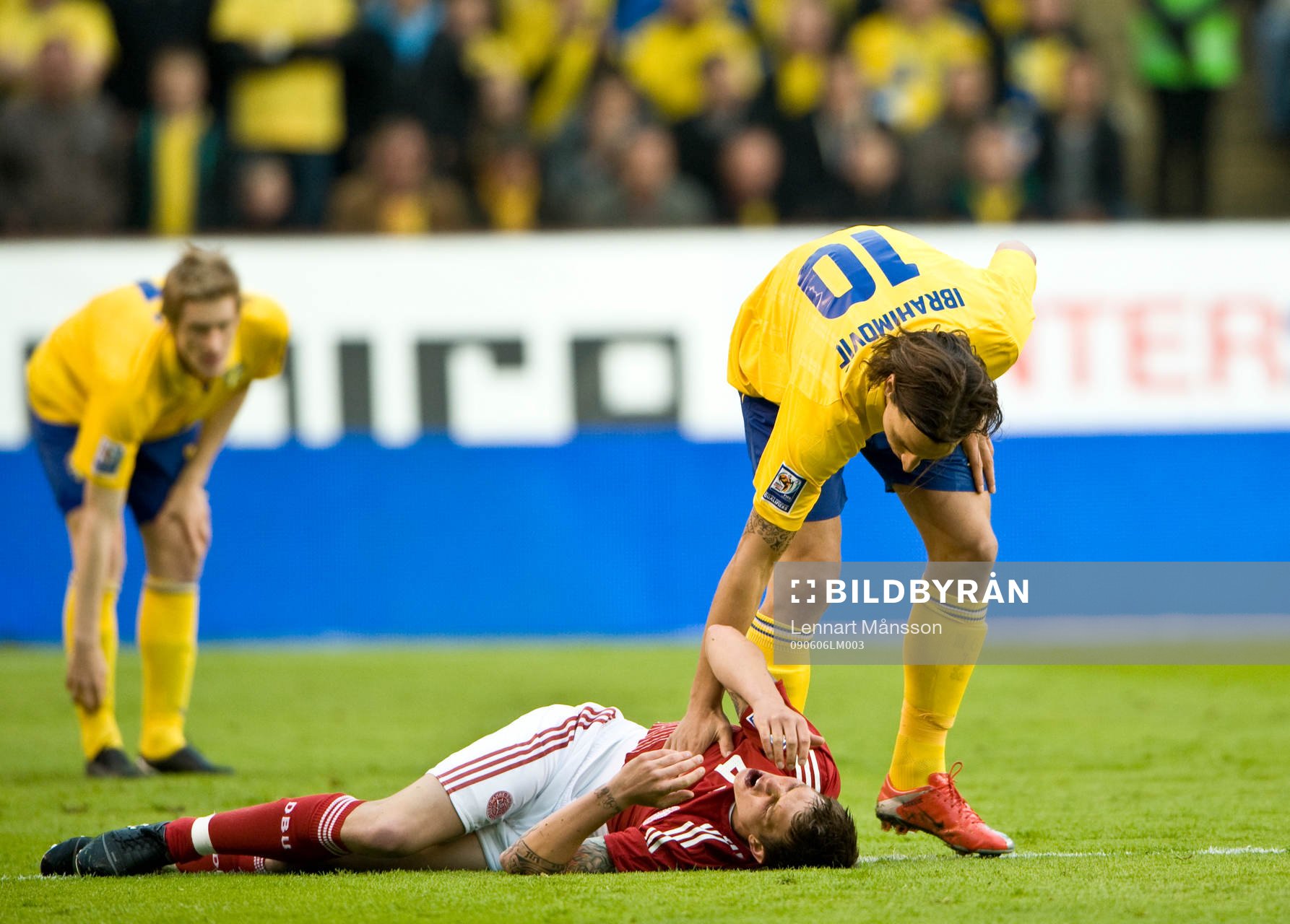 Zlatan Ibrahimovic, Sverige, kollar upp Daniel Agger,