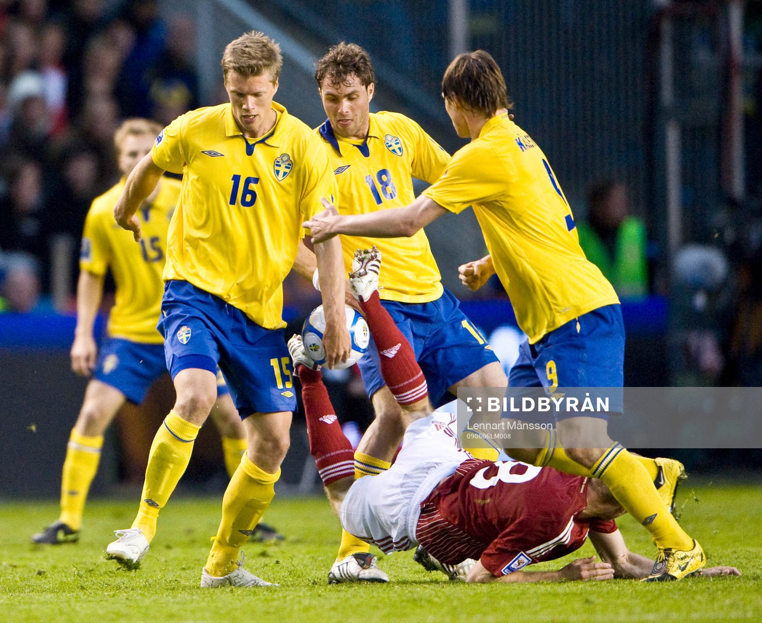 Viktor Elm och Johan Elmander, Sverige, i trasslig situation
