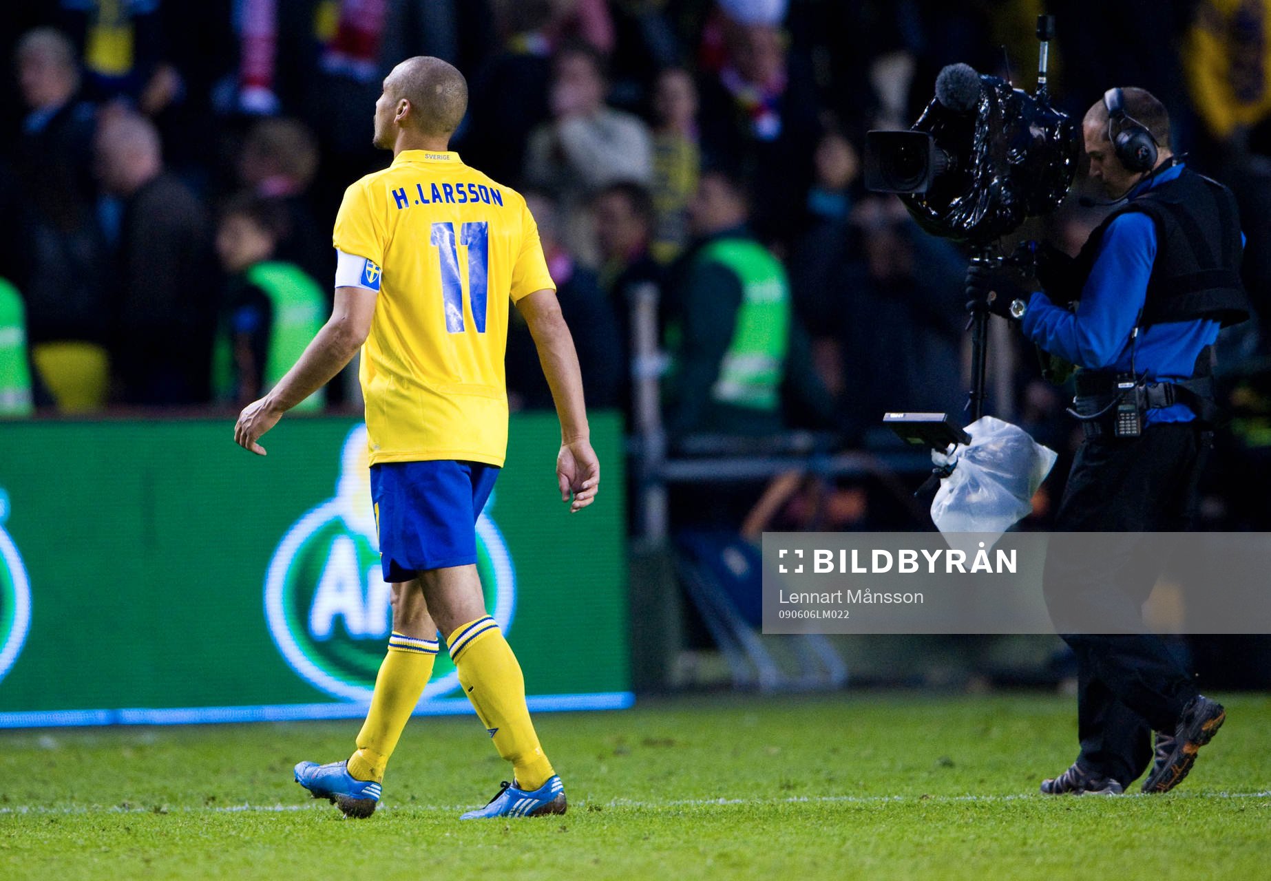 Henrik Larsson lämnar plan