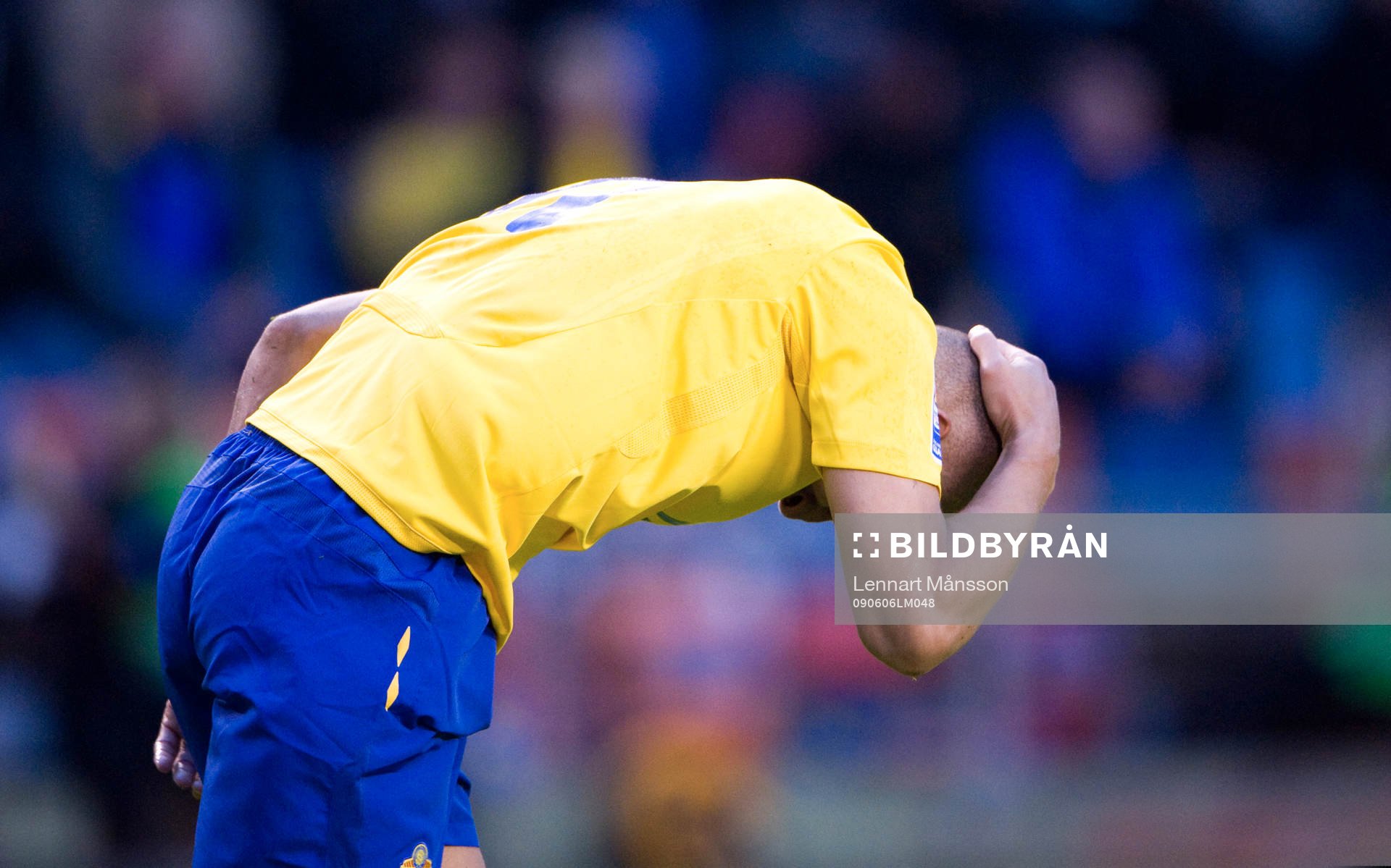 Henrik Larsson tar sig för huvudet