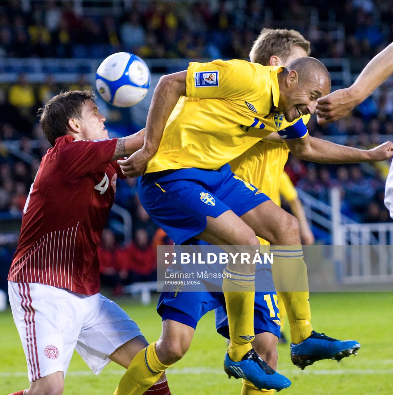 Henrik Larsson nära nicka in en boll
