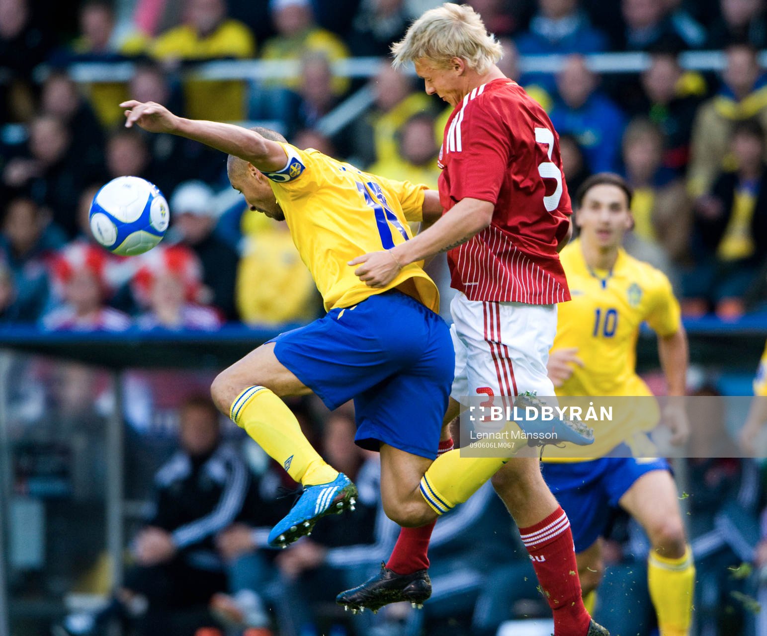 Simon Kjaer trycker till Henrik Larsson