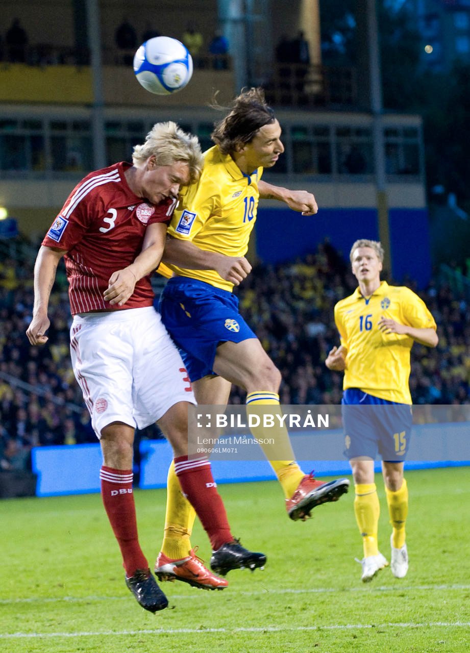 Simon Kjaer och Zlatan Ibrahimovic nickduell