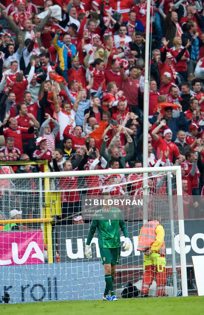  Andreas Isaksson, målvakt, har just släppt in målet och den danska delen av publiken jublar, jubel.