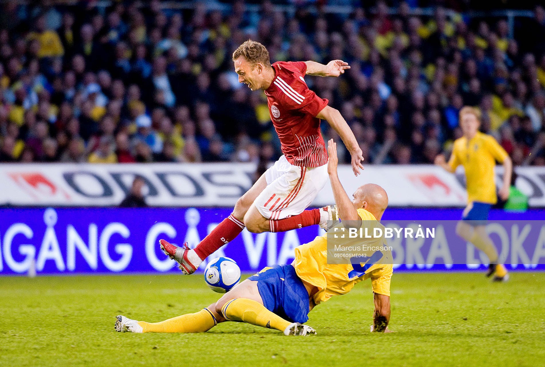 Daniel Majstorovic, Sverige, stoppar Dennis Rommedahl,