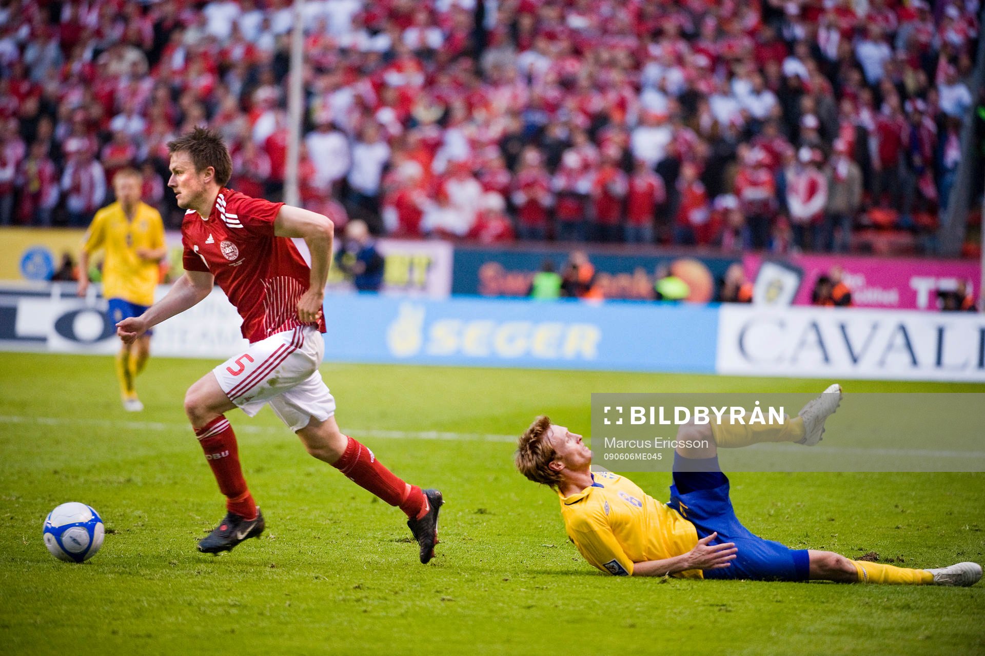 Christian Wilhelmsson, Sverige, faller bakom William Kvist,