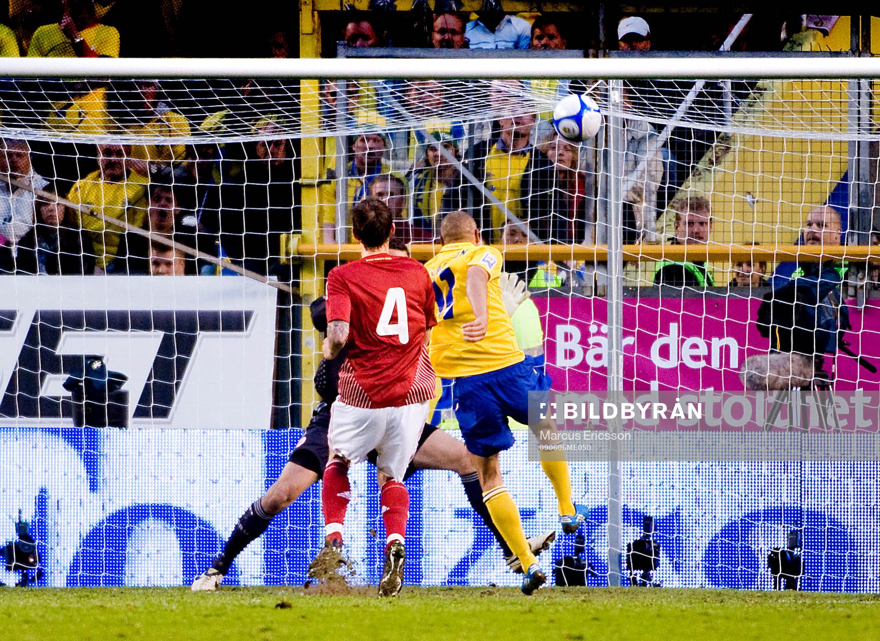 Henrik Larsson, Sverige, skjuter över
