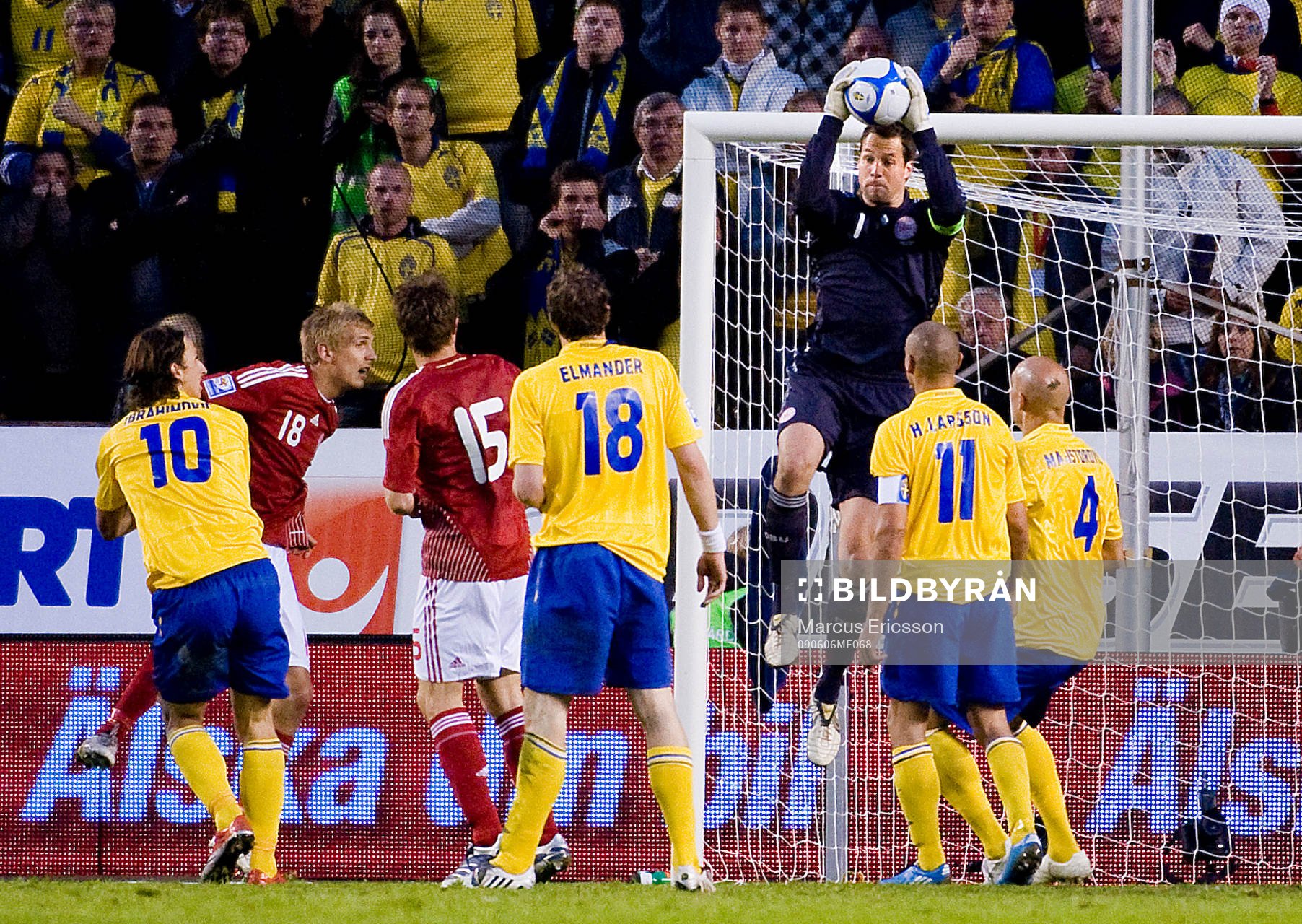  Thomas Sorensen, målvakt, Danmark, tar ned bollen och Sverige tittar på