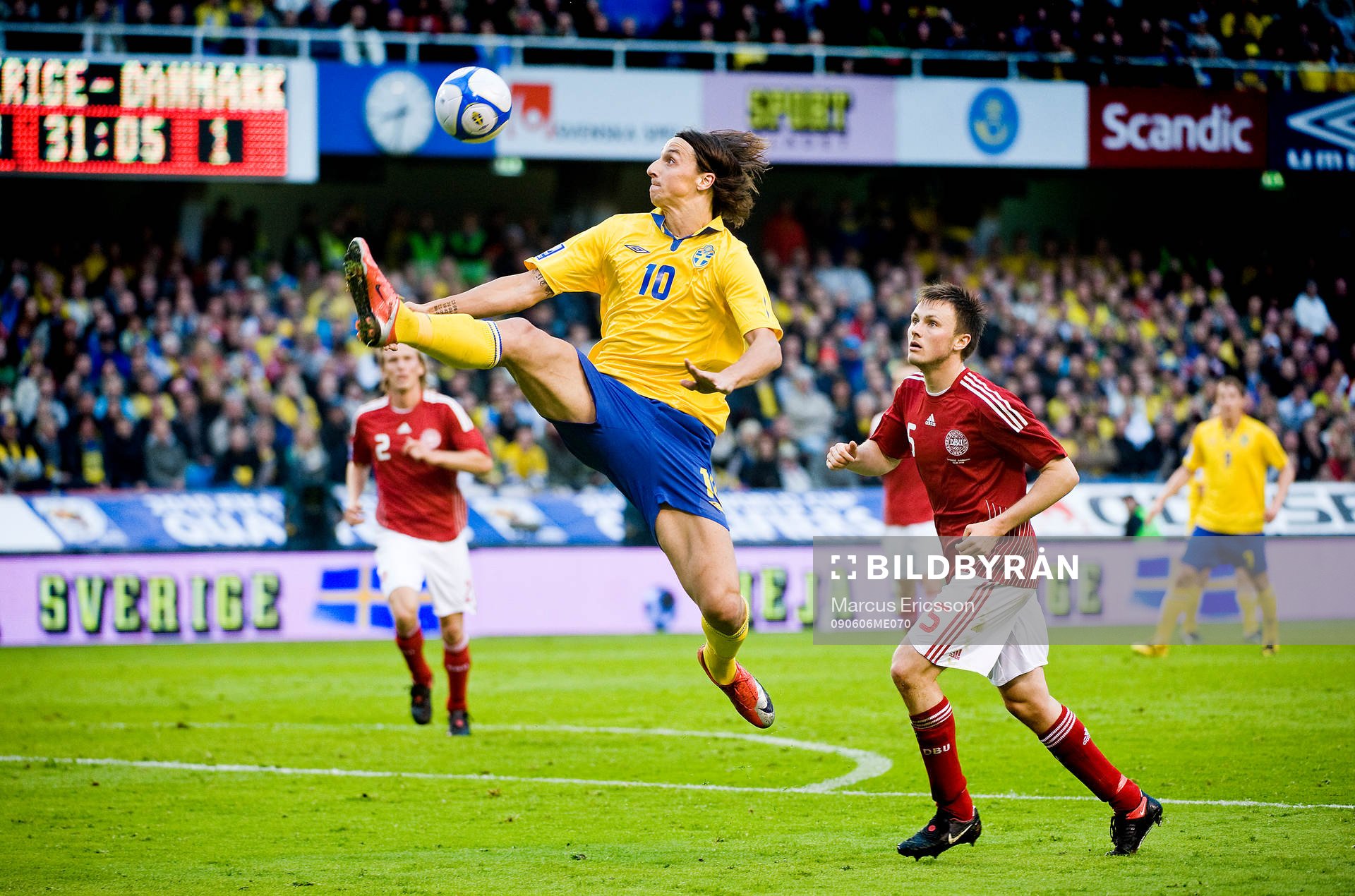 Zlatan Ibrahimovic, Sverige, med William Kvist, Danmark, i