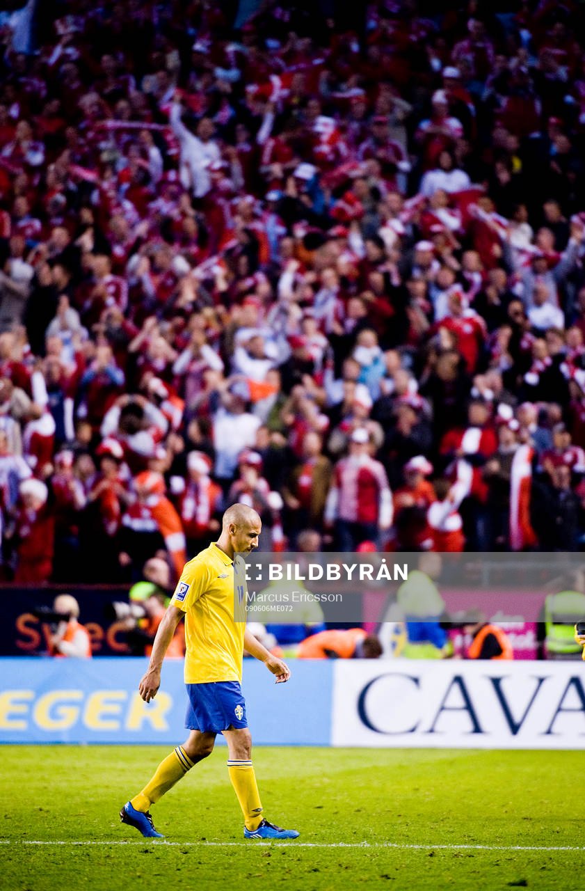 Henrik Larsson, Sverige, lämnar planen i besvikelse