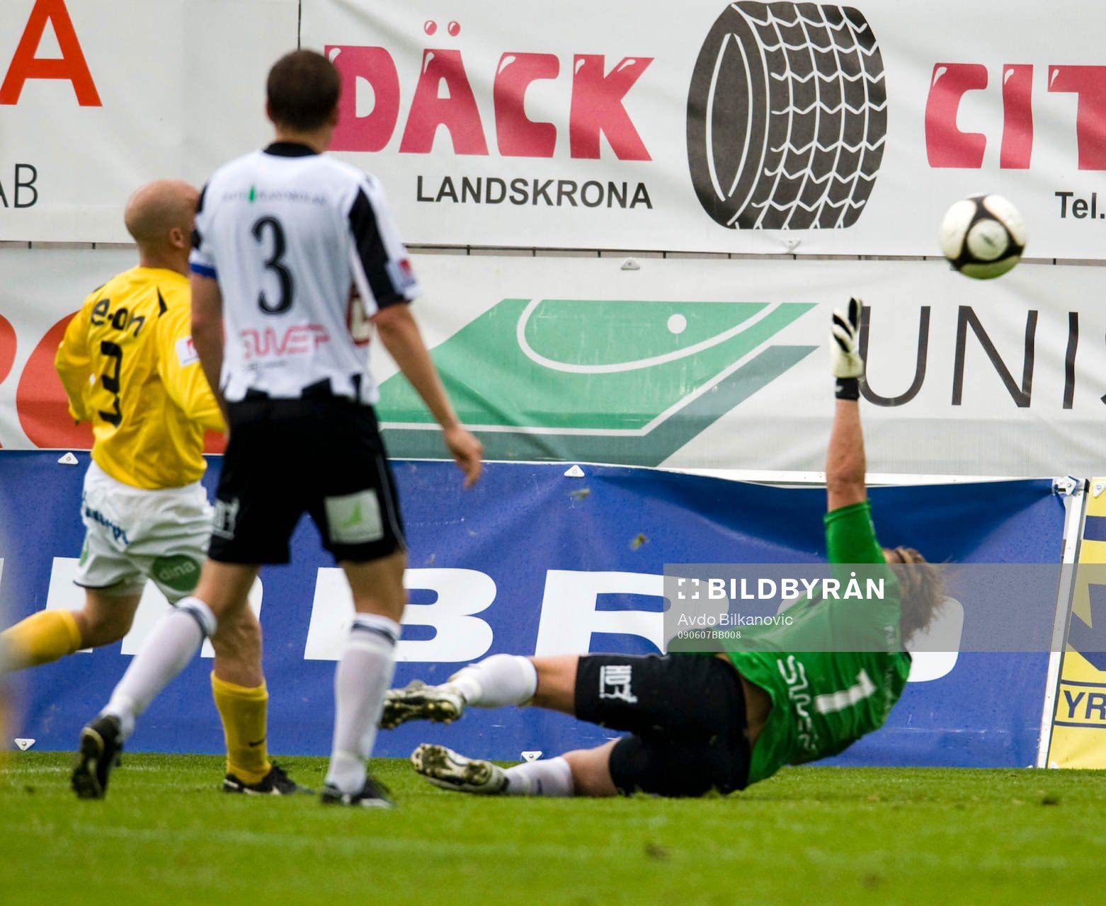 Björn Karlsson, lyfter bollen över Sebastian Karlsson,