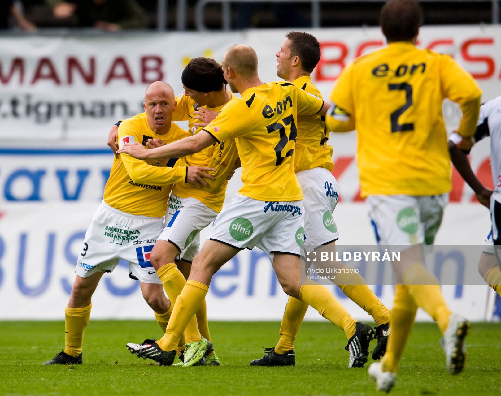 Björn Karlsson, grattas av sina medspelare, jubel,