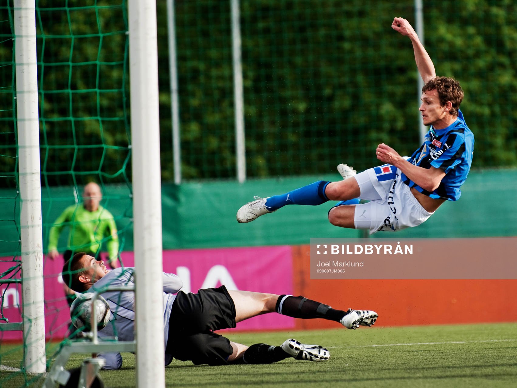 Shpetim Hasani, Sirius, gör 1-1 bakom Tommi Vaiho,