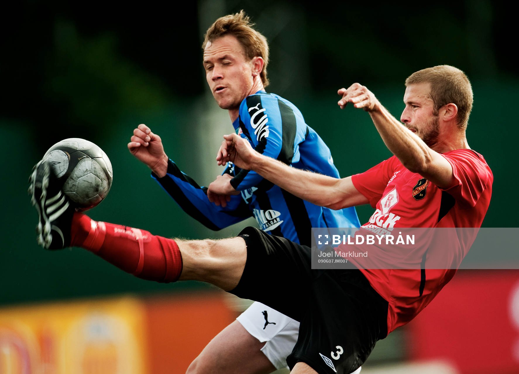 Johan Pettersson, Sirius, lyckas inte ta bollen av Fredric