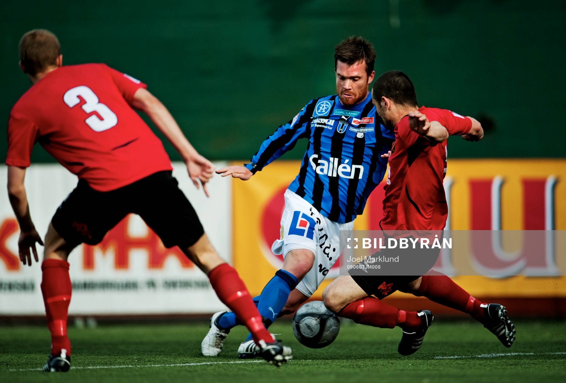  Petter Österberg, Sirius, dribblar sig igenom försvaret.