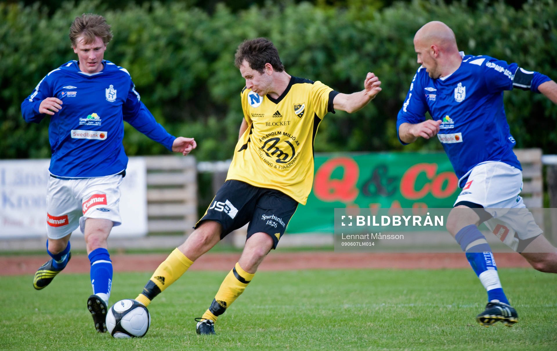 David Hansson skjuter, trots hård bevakning