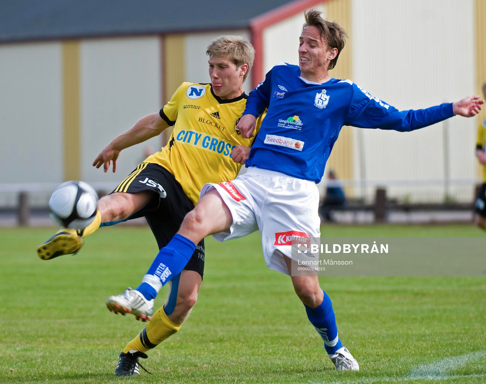 Daniel Engel laddar med vänstern