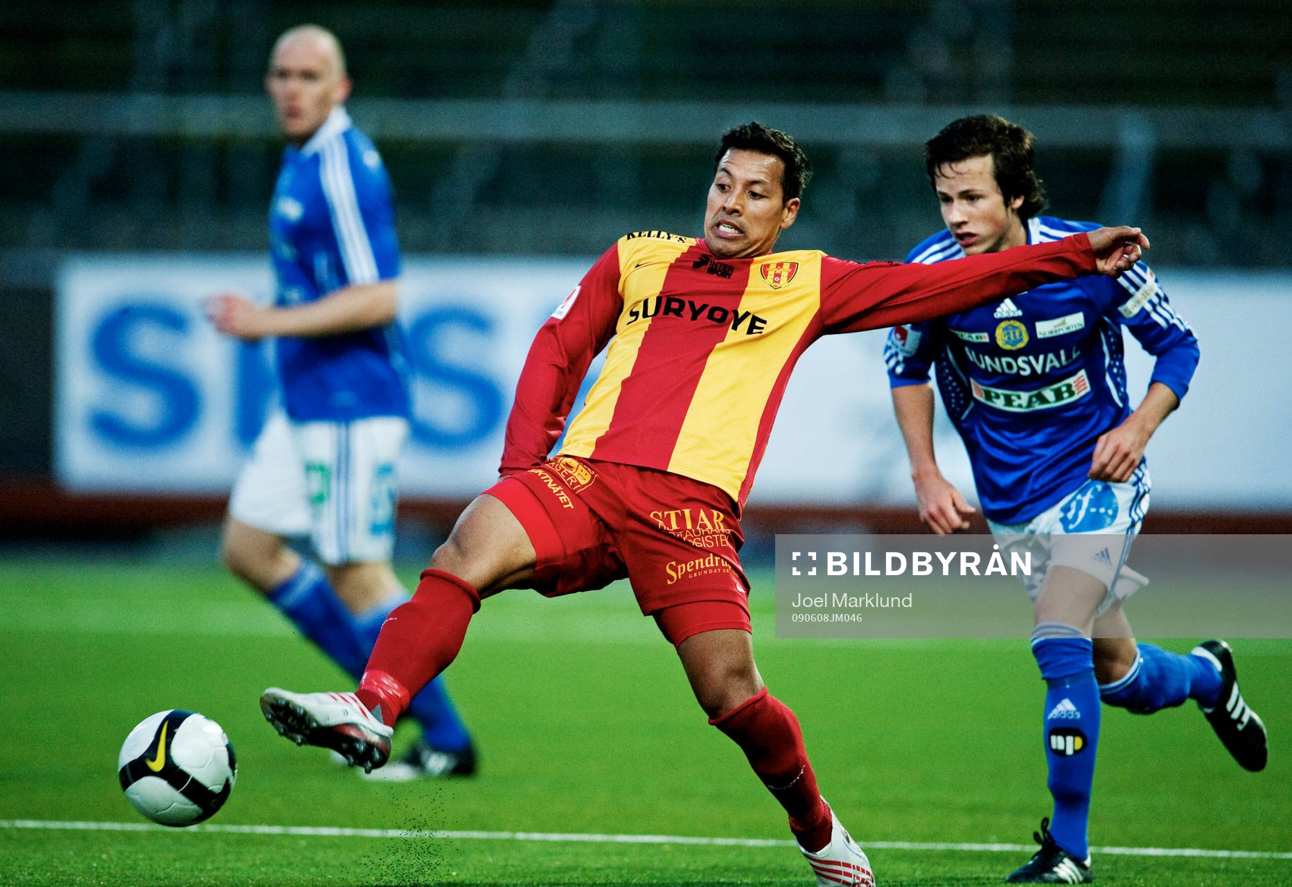Victor Guglielmotti, Syrianska, stöter fram bollen