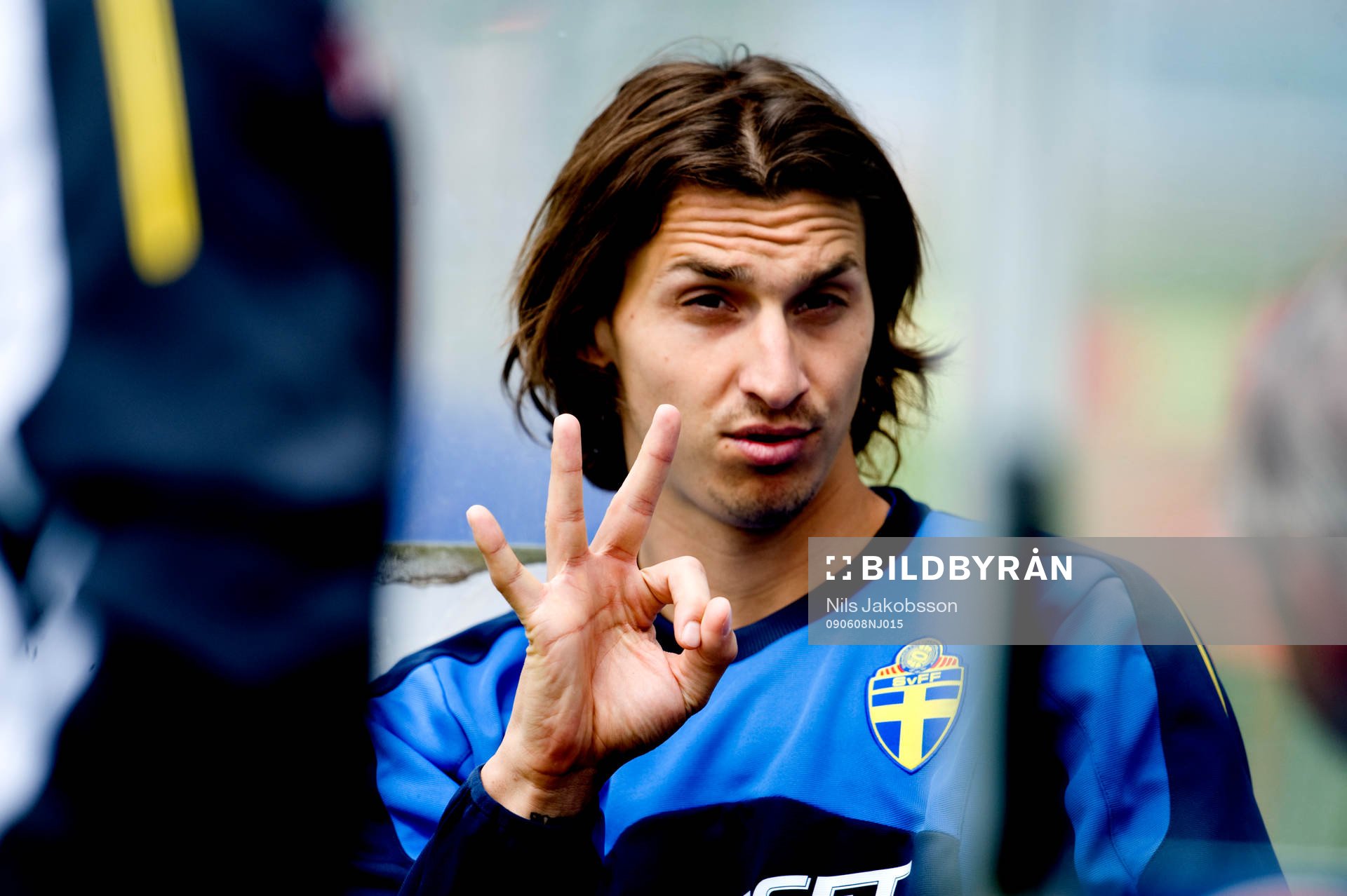Zlatan Ibrahimovic håller upp tre fingrar