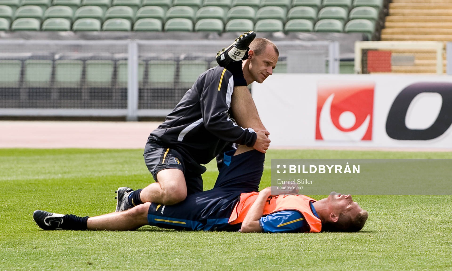 Anders Svensson får hjälp med stretchingen
