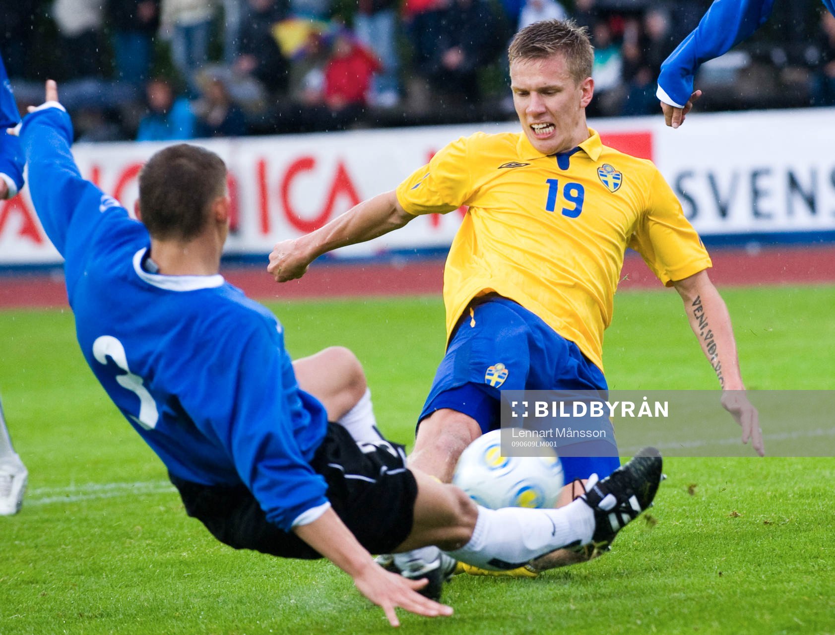 Pontus Wernbloom skjuter i trävirket