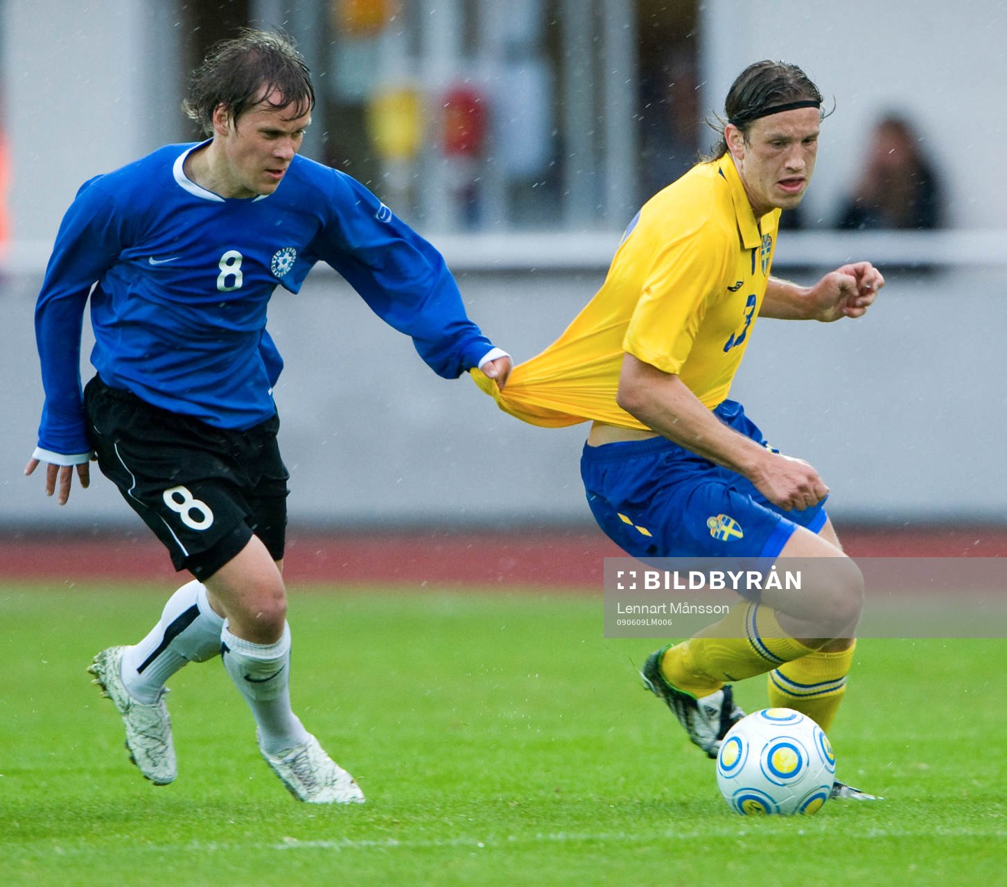 Andre Frolov drar Gustav Svensson i tröjan
