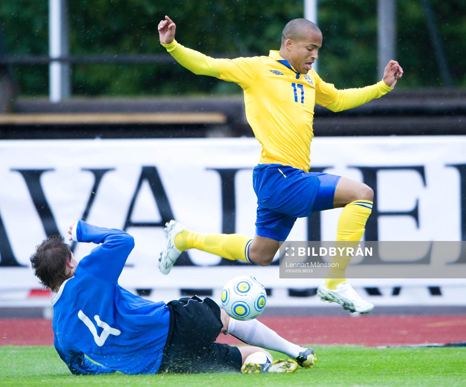 Martin Olsson flyger över Aleksei Jahhimovits