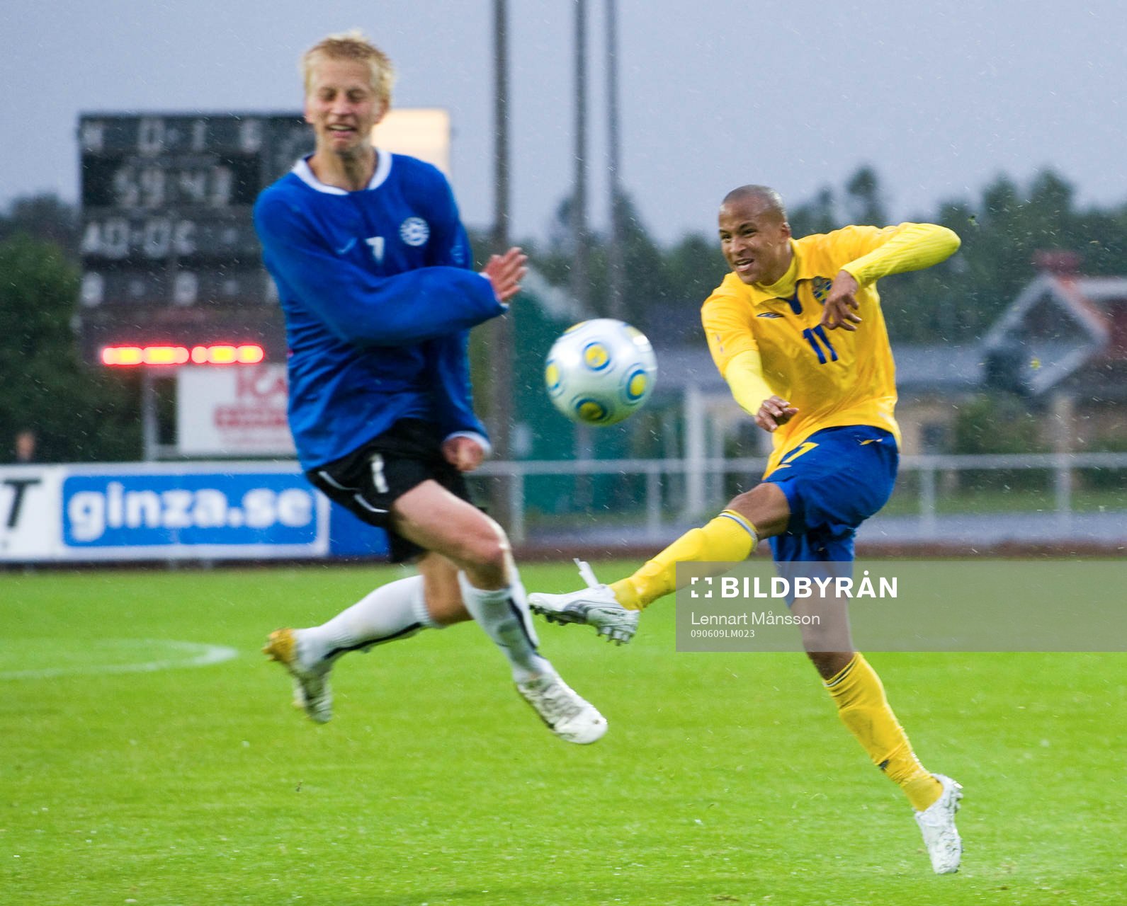 Martin Olsson skjuter och Ats Sillaste bryter