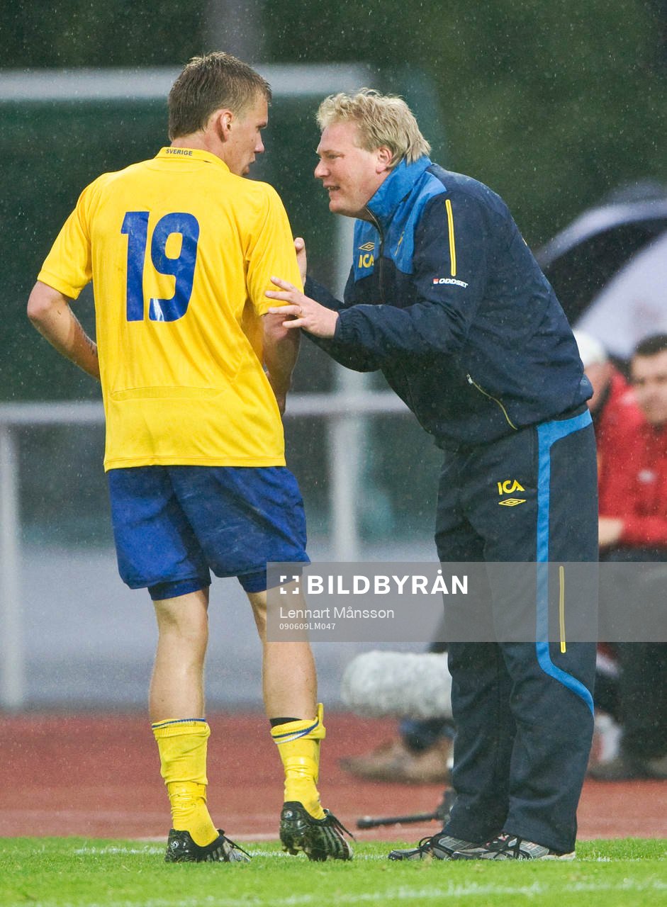 Jörgen Lennartsson, tränare, instruerar Pontus Wernbloom