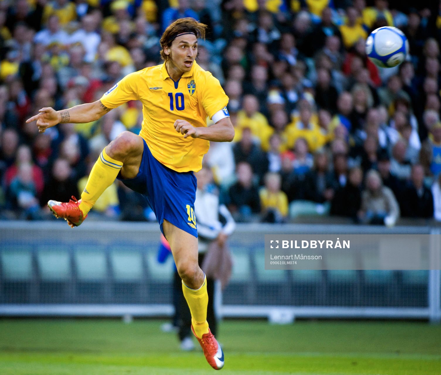 Zlatan Ibrahimovic tar ner bollen