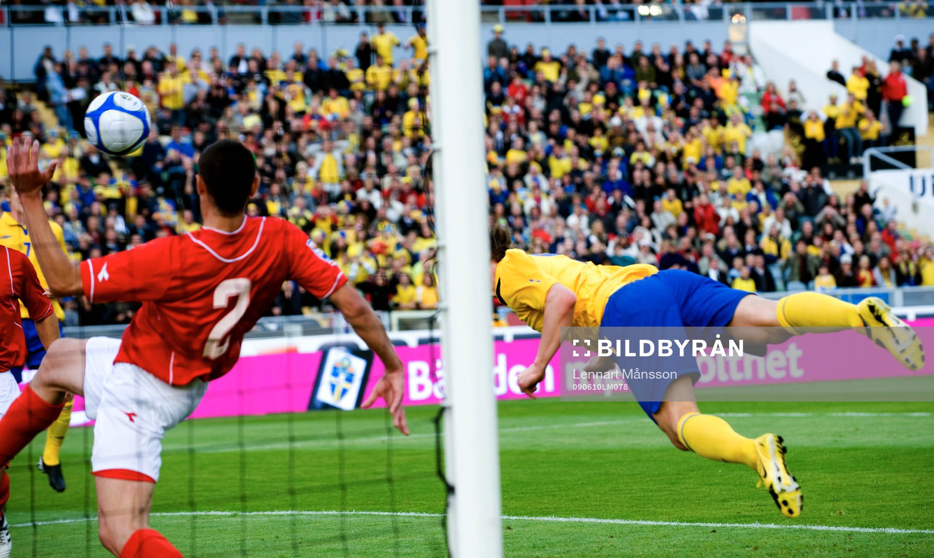 1-0, Kim Källström nick liggande i luften