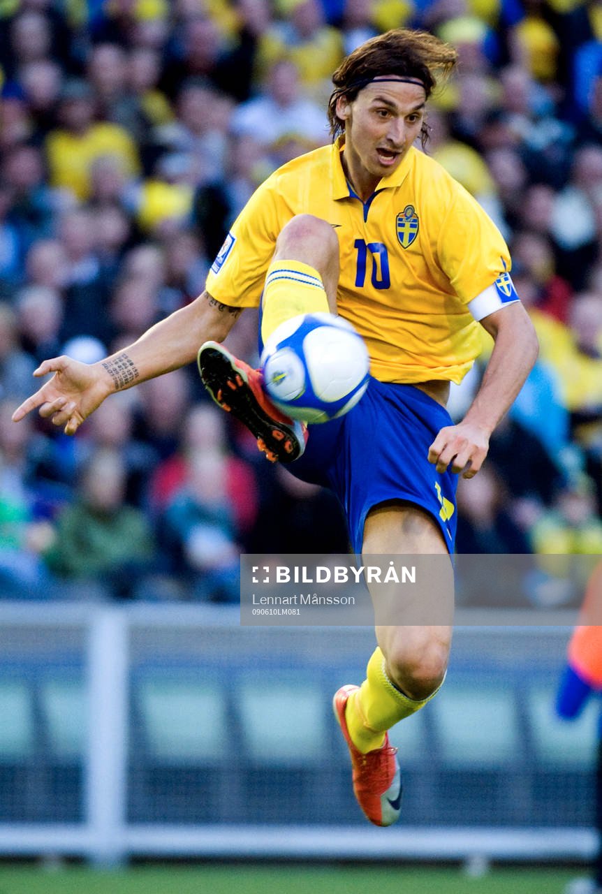 Zlatan Ibrahimovic tar ner bollen