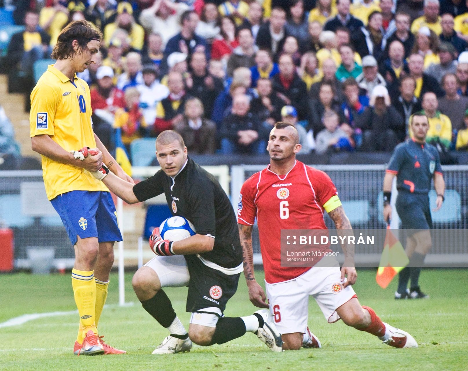  Zlatan Ibrahimovic, Sverige, hjälper målvakt upp, hjälpande hand, kamratskap, fair play.