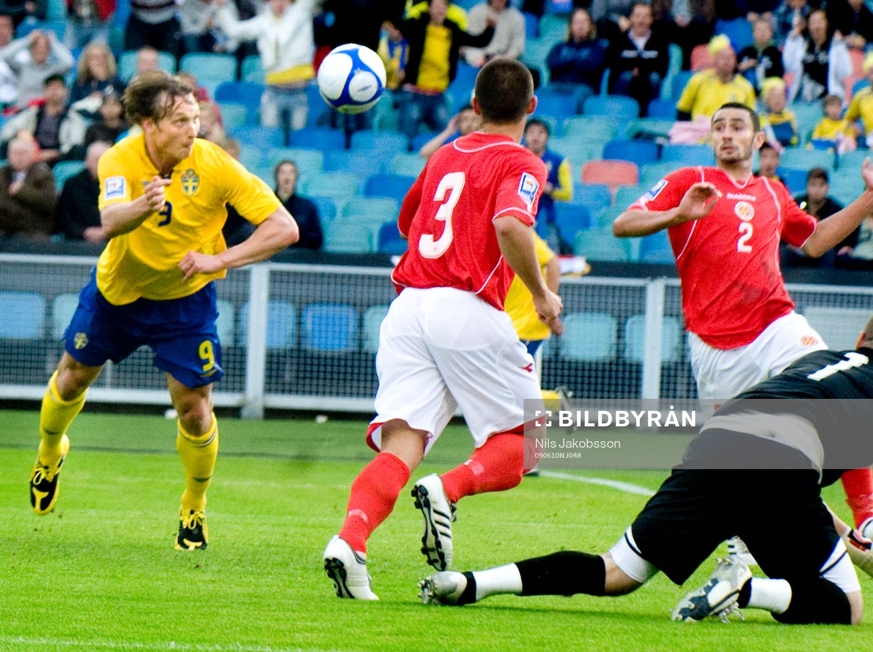 Kim Källström, Sverige, nickar in 1-0