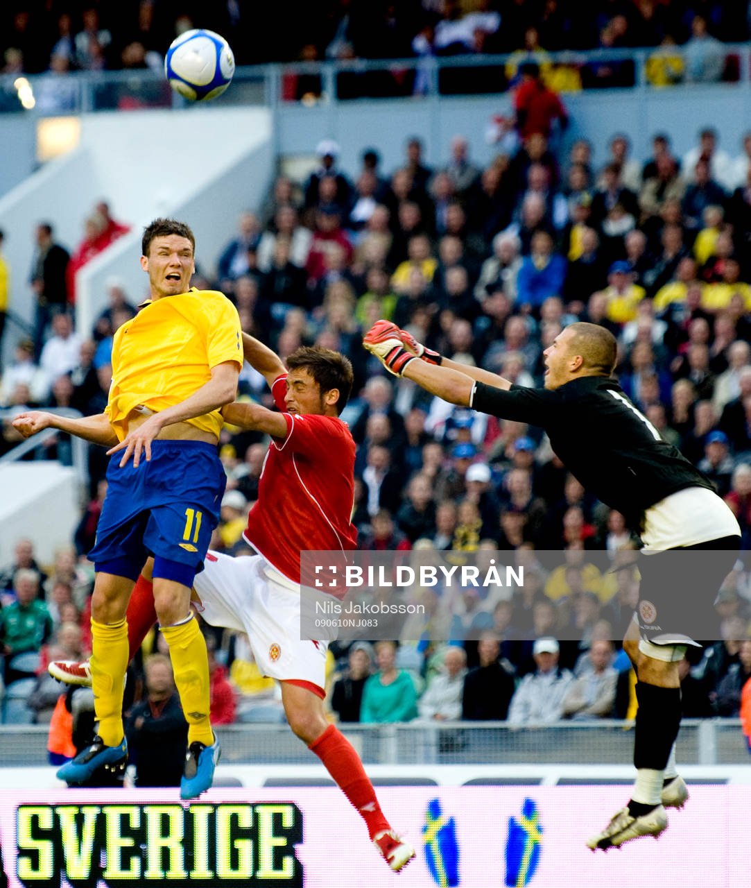 Marcus Berg, Sverige, nickar över Andrew Hogg, målvakt,