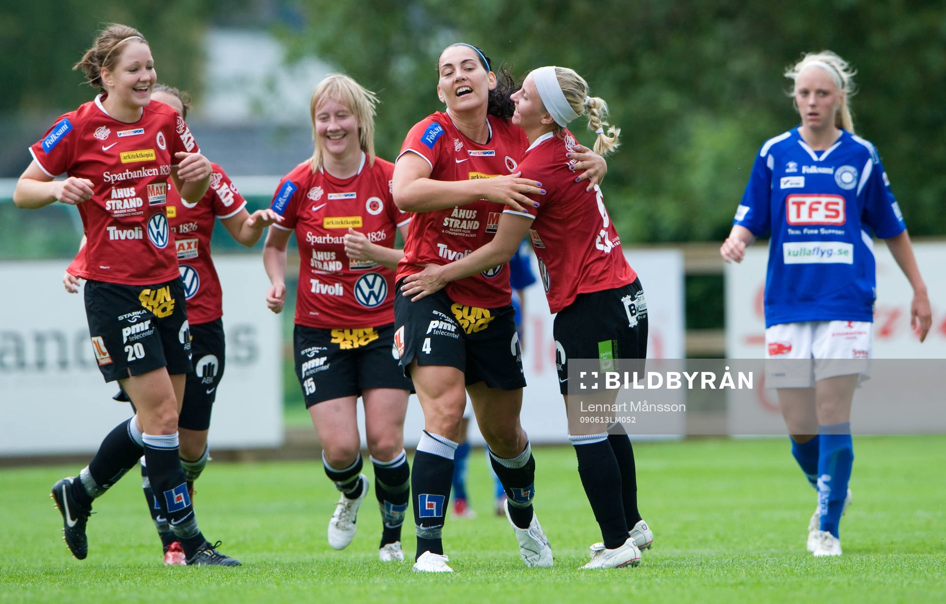 3-0, Holmfridur Magnusdottir, som grattas medan