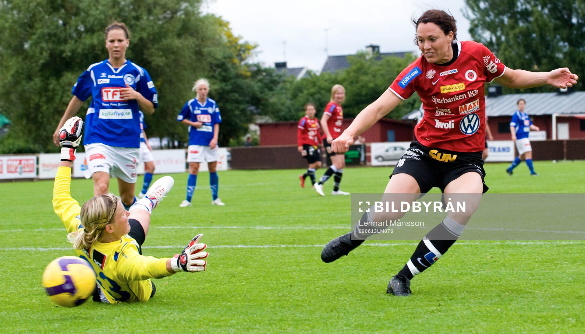  Spiken, 4-0, Frida Sjöfors, som överlistar Maria Edman, målvakt, Stattena.