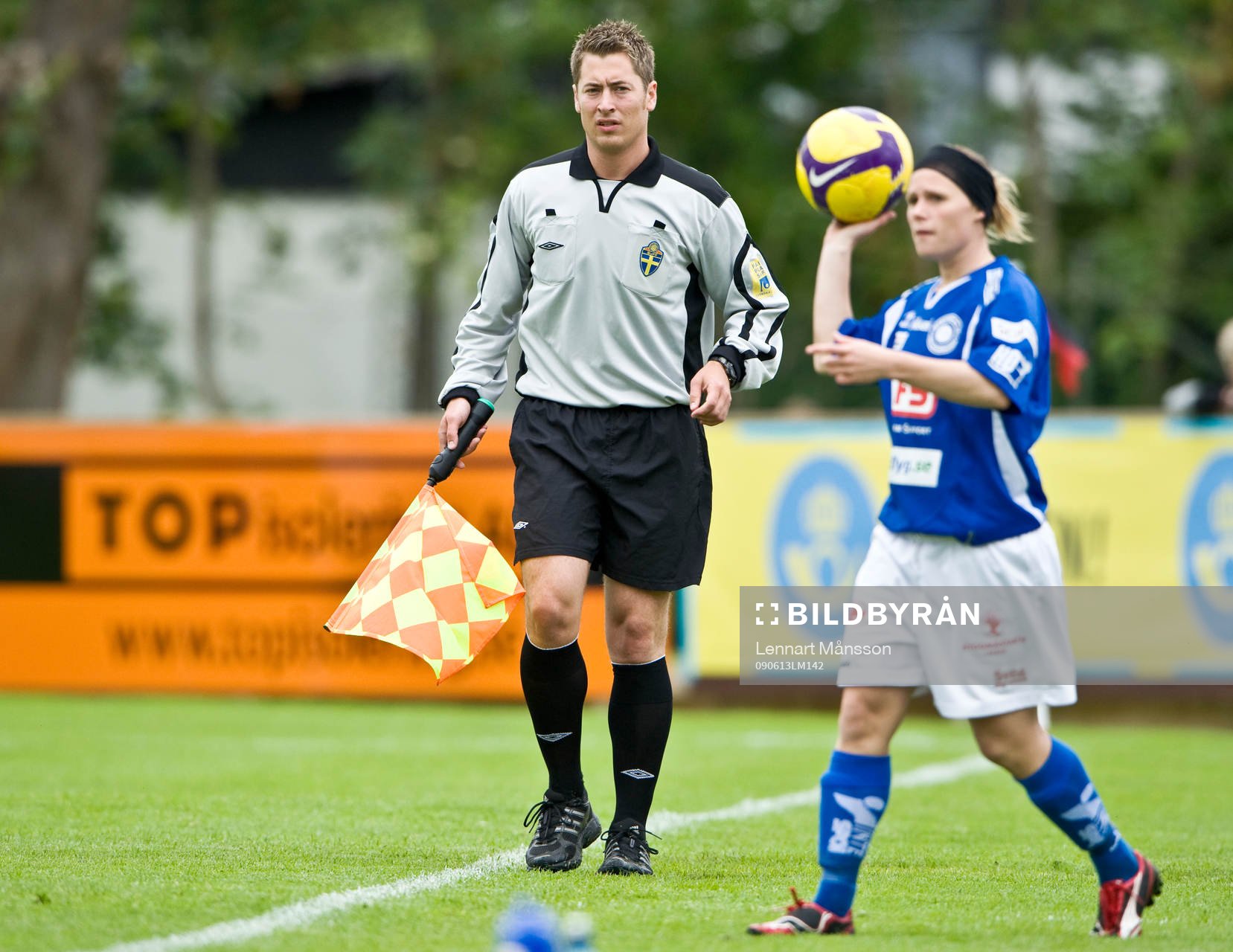 Fredrik Levin, assisterande domare, flagga