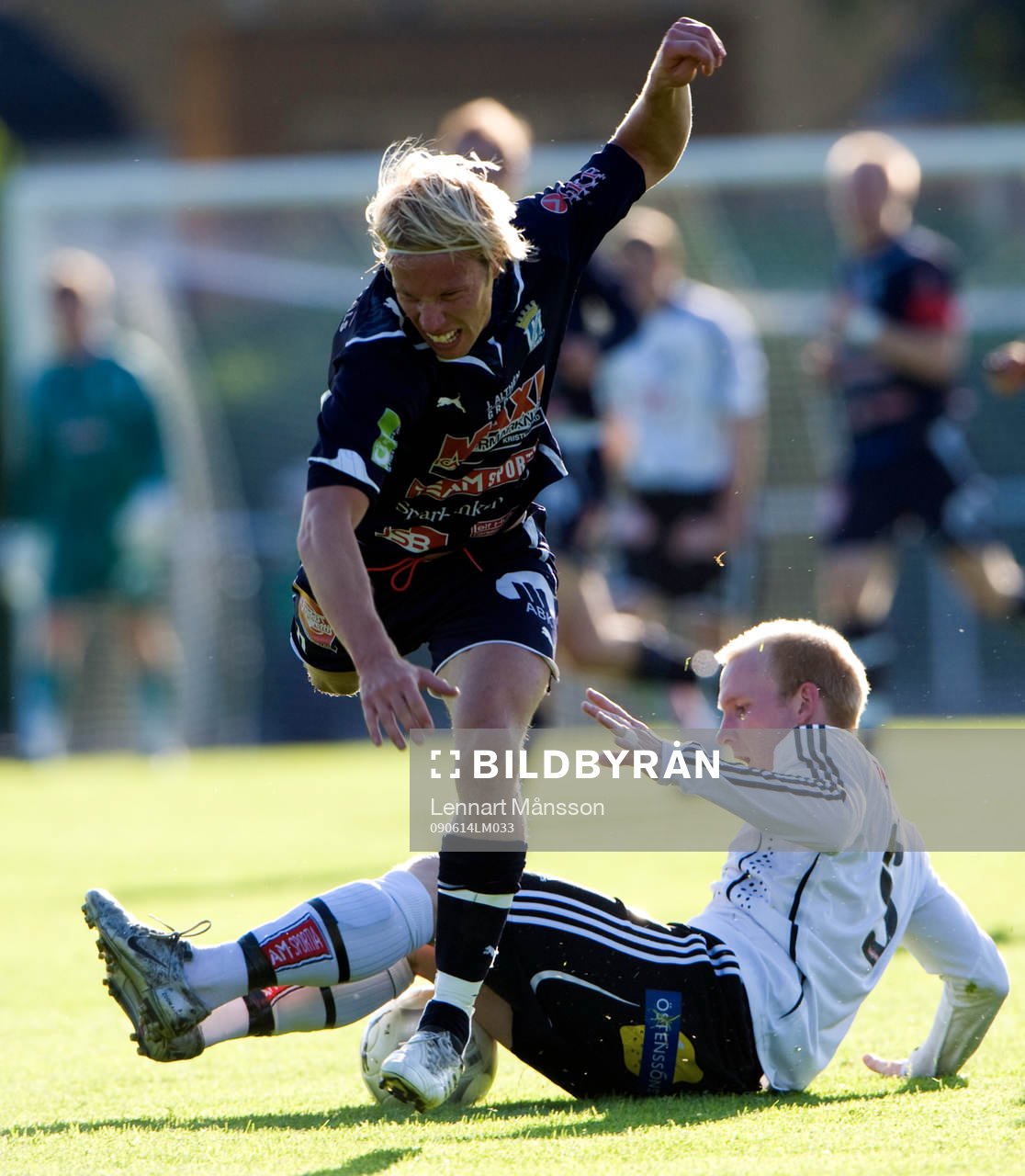 Motalas nr. 5 försöker stoppa Jörgen Nilsson