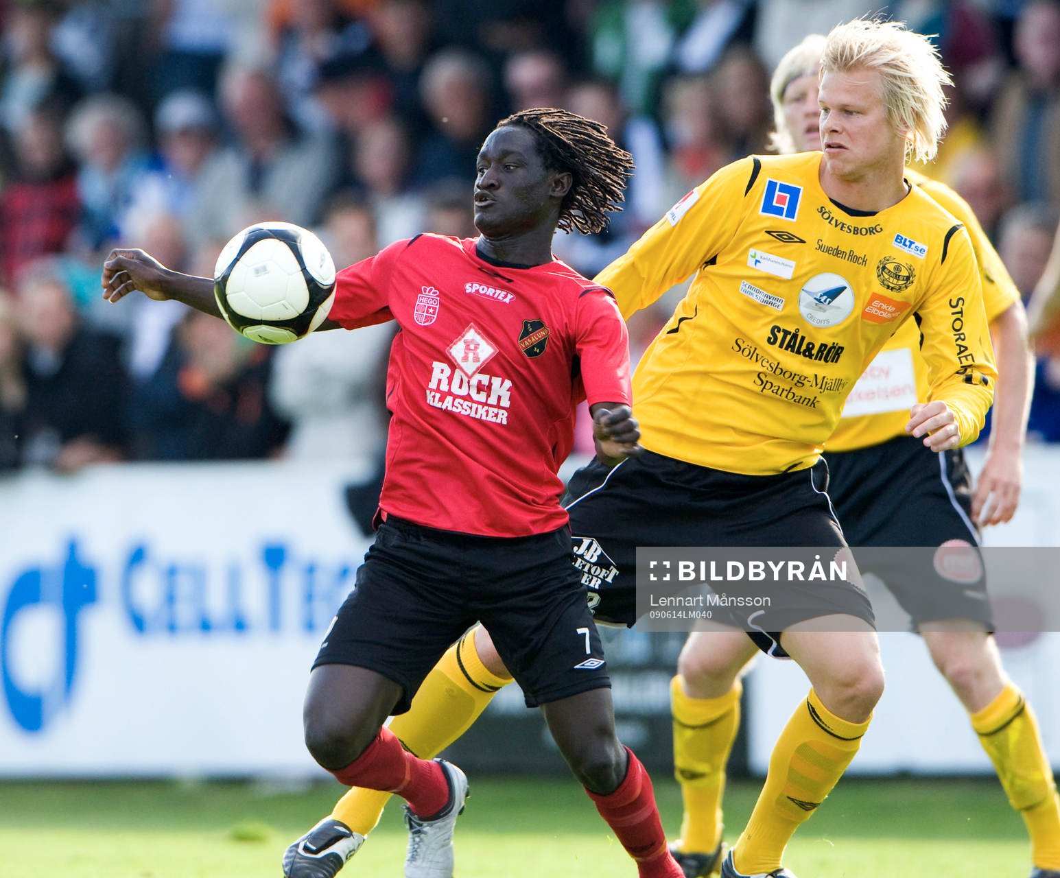 Yosif Ayuba tar ner bollen framför Emanuel Svensson