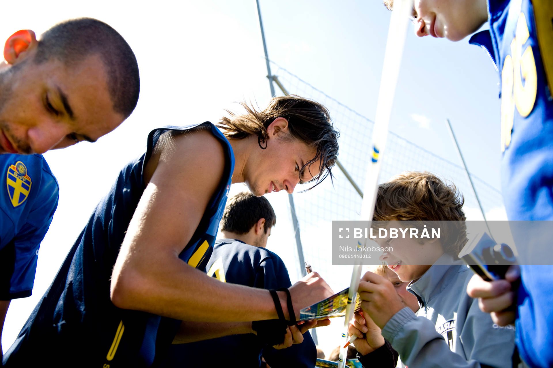 Mikael Lustig skriver autografer
