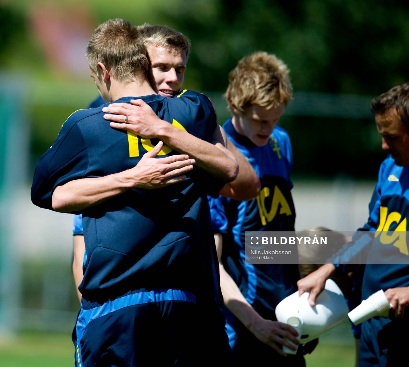 Pontus Wernbloom och Johan Dahlin kramas