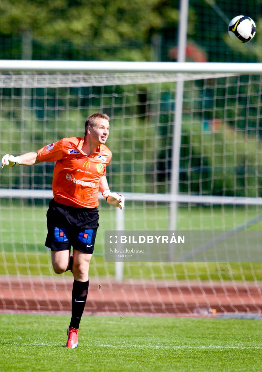 Mikael Axelsson, målvakt Jönköping Södra är ute och