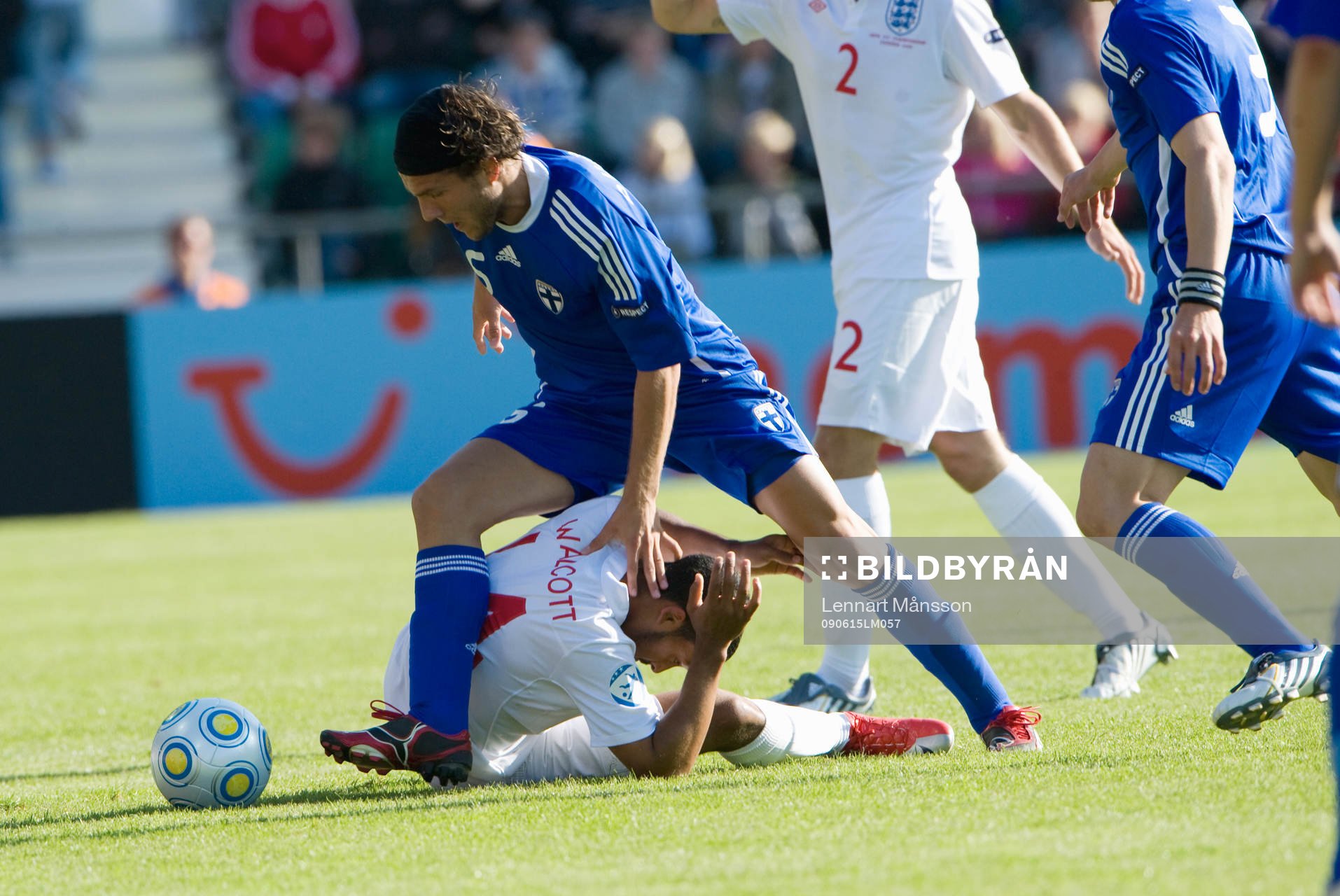 Perparim Hetemaj, Finland och Theo Walcott, England