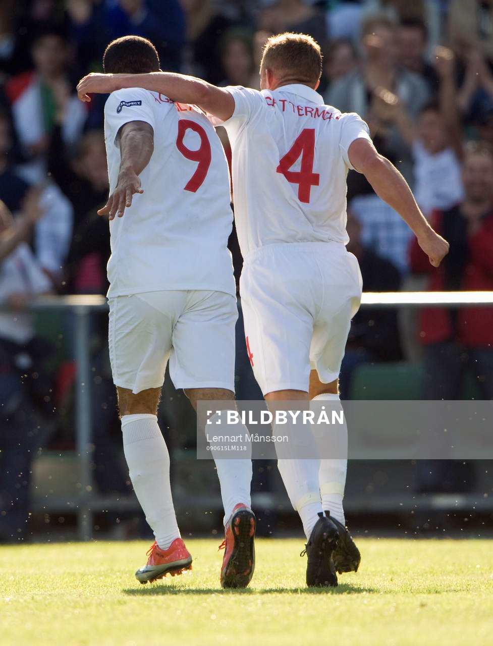 Gabriel Agbonlahor och Lee Cattermole, jubel, kram,