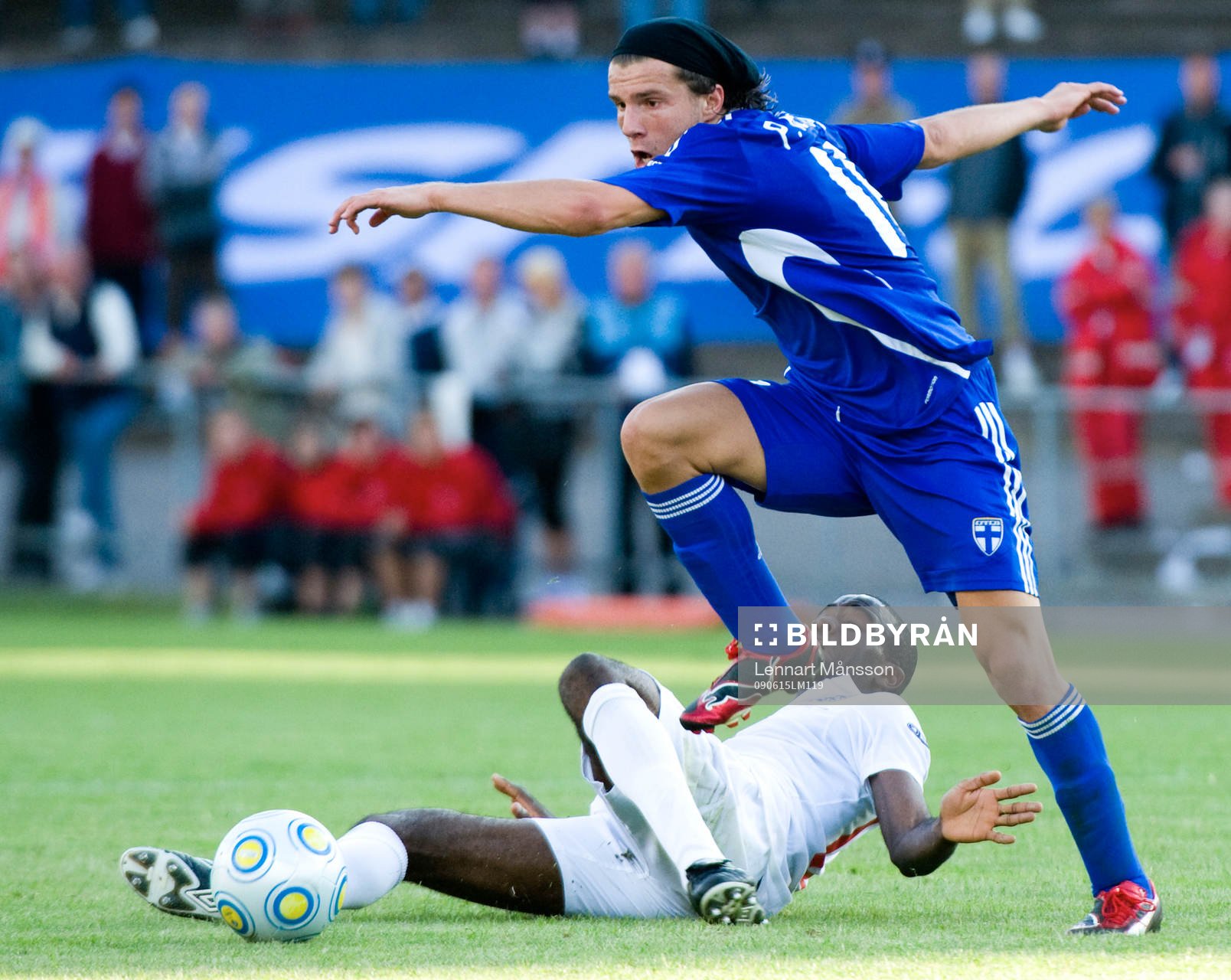 Perparim Hetemaj, Finland, flyger över Fabrice Muamba,