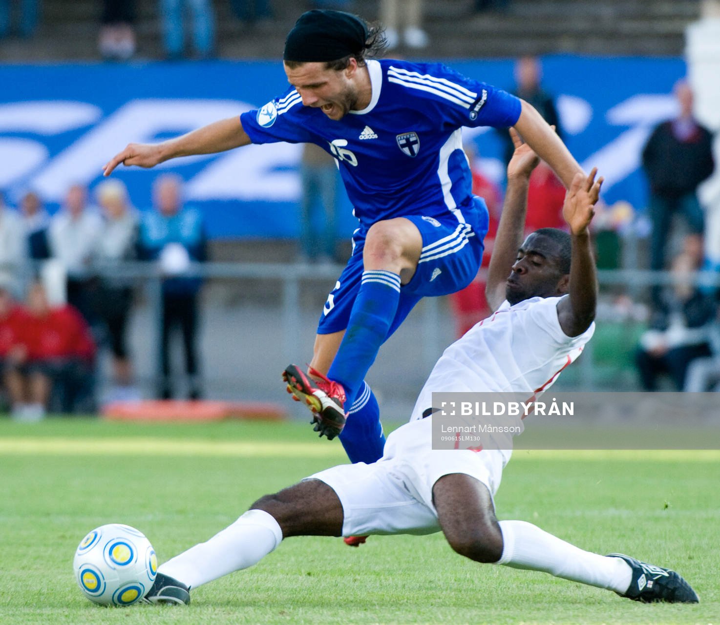 Perparim Hetemaj, Finland, flyger över Fabrice Muamba,